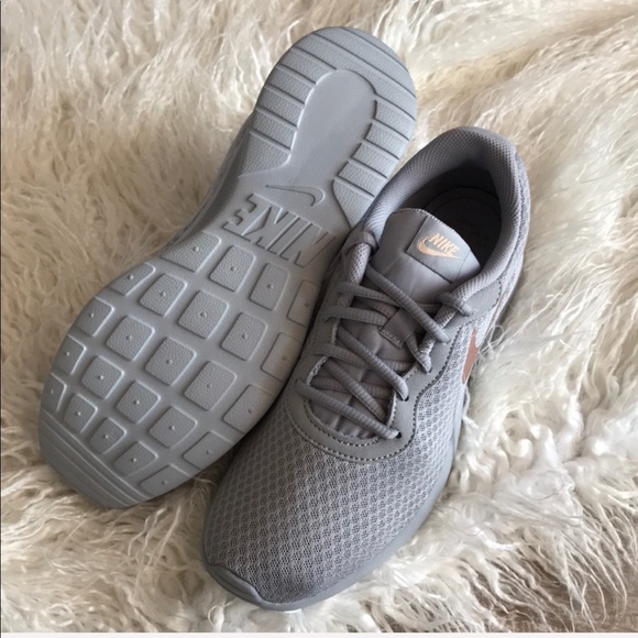 nike women's tanjun rose gold